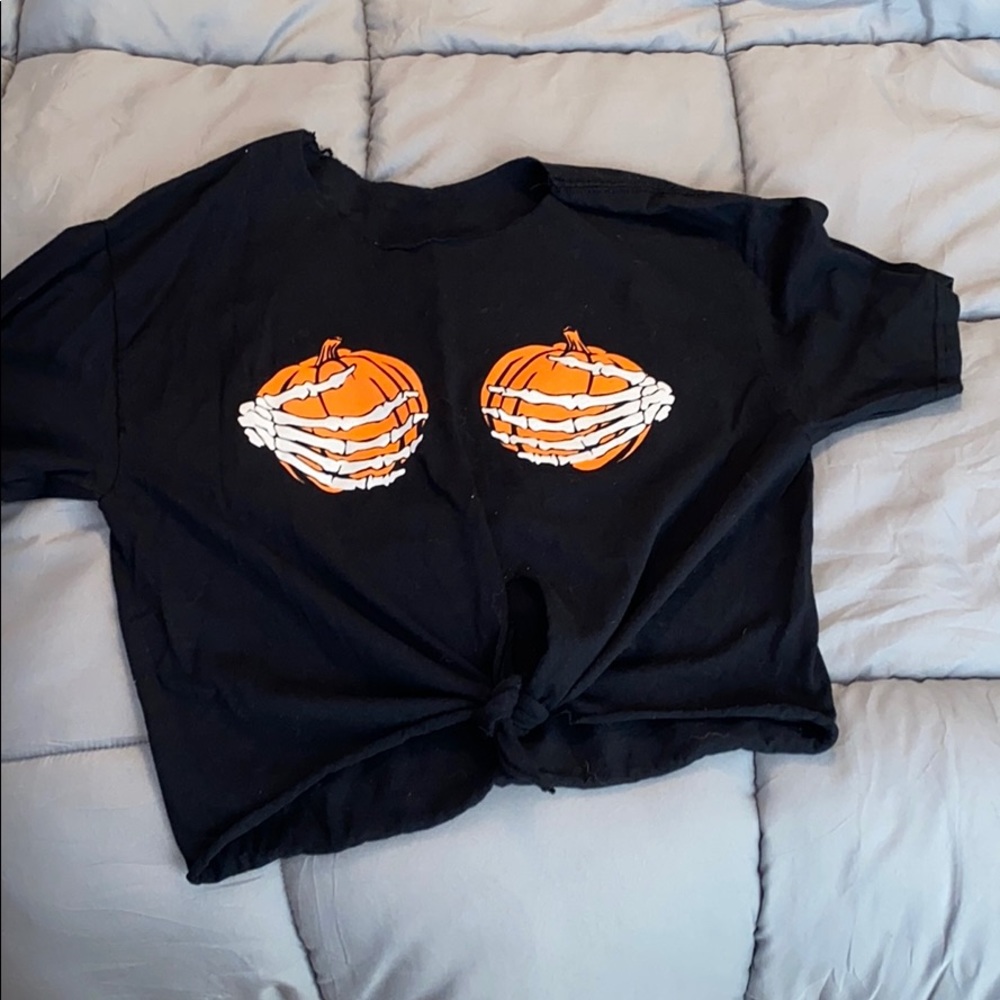 pumpkin/skull boobie tee :)